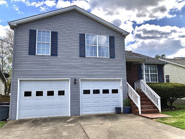 Building Photo - COMING SOON... Split-Level 3Bed/2Bath in H...