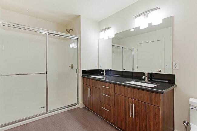 Building Photo - LUXURY 2 BEDROOM, 2 BATH