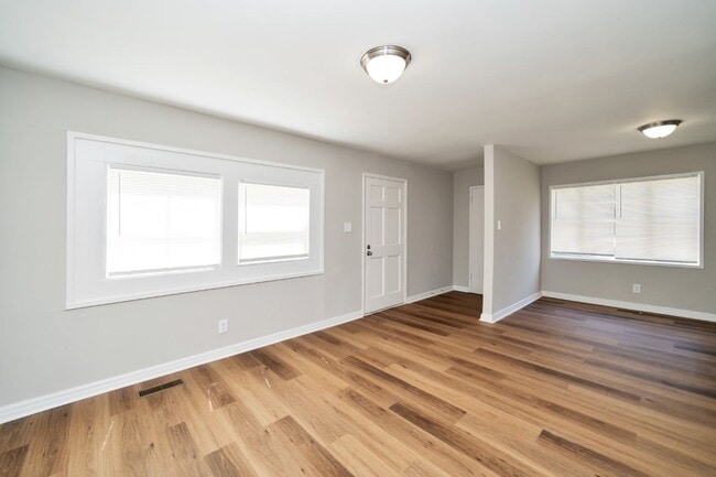 Building Photo - Super Cute & Spotless Corner Lot Home in Bessemer