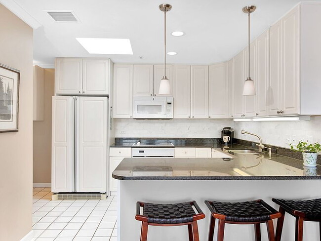 Building Photo - "Charming 2-Bed, 2-Bath Retreat in Northfield's Arbor Lane Oasis!"