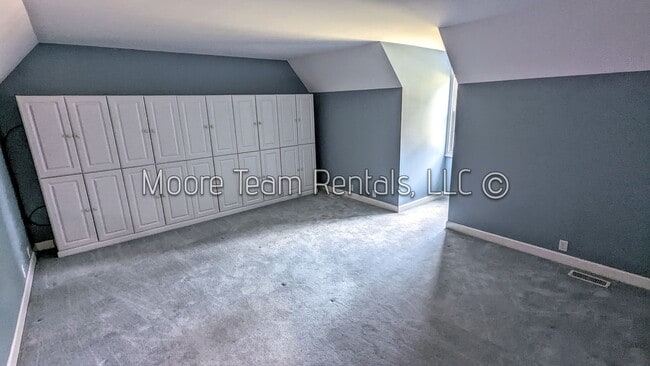 Building Photo - 2 Bed Cape Cod + Large Hobby Room