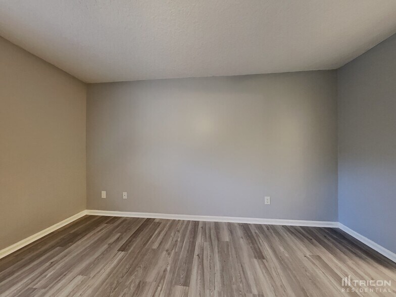 Building Photo - 1707 Ashwood Cir