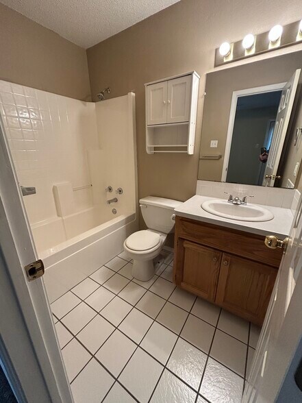 Master Bath - 1928 Lovers Ln