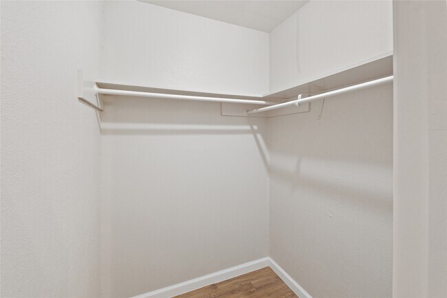 Building Photo - 7111 Pinehook Ln