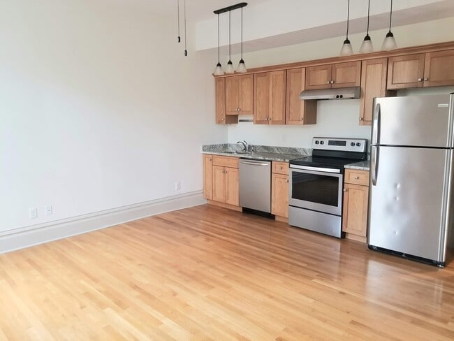 Building Photo - 2112 Monteiro Ave