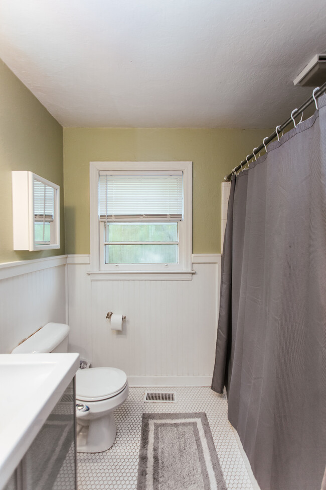 Building Photo - 365 Holman Ave