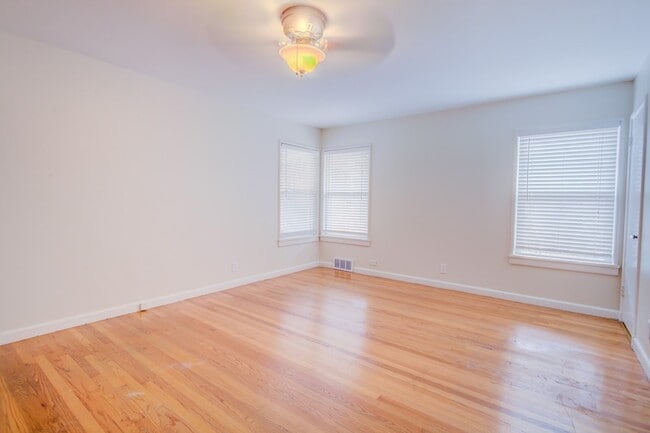 Building Photo - 6307 Kenwood Ave