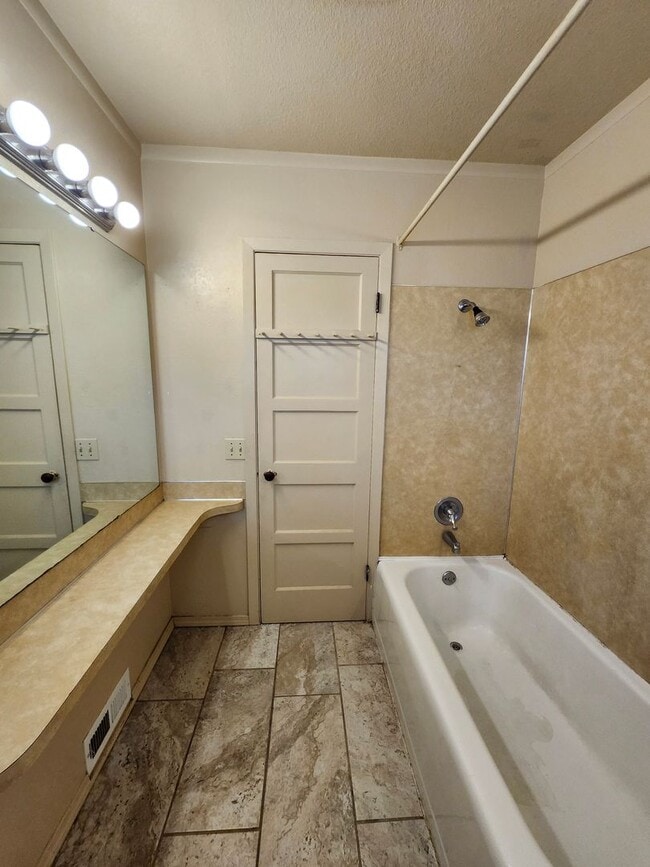 Building Photo - 1209to