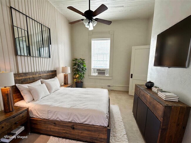 Building Photo - 102 S Houston St