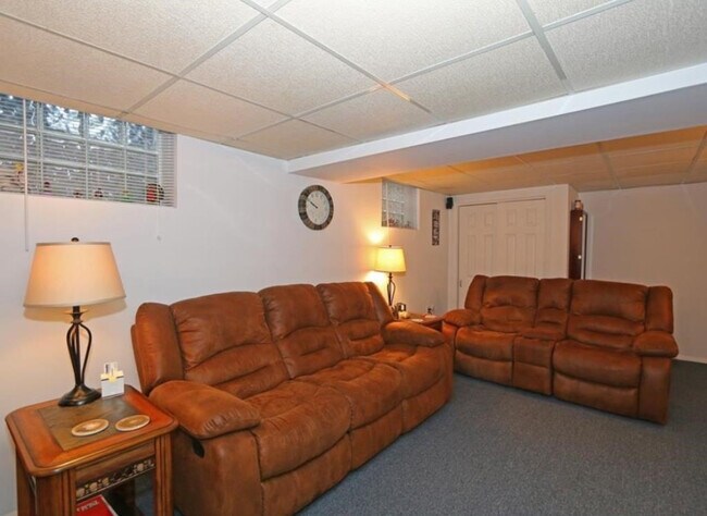 Building Photo - 2 Pine Hill Dr