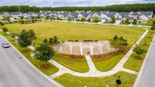 Building Photo - 838 Redbud Ln