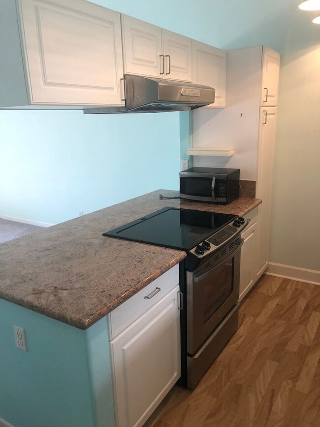 Building Photo - 75-6081 Alii Dr. E201
