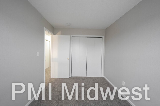 Building Photo - "Charming 4-Bed Family Home with Spacious Layout in Indianapolis!"