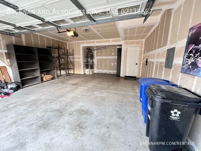 Building Photo - 3 bed, 2.5 bath Townhome, 2 Car Garage, Ea...
