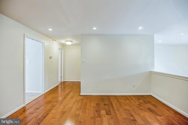 Building Photo - 127 Kings Croft Dr