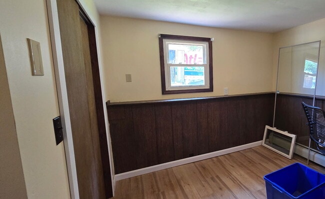 Building Photo - UPDATED!! 3 bed, 2 bath house with solar p...