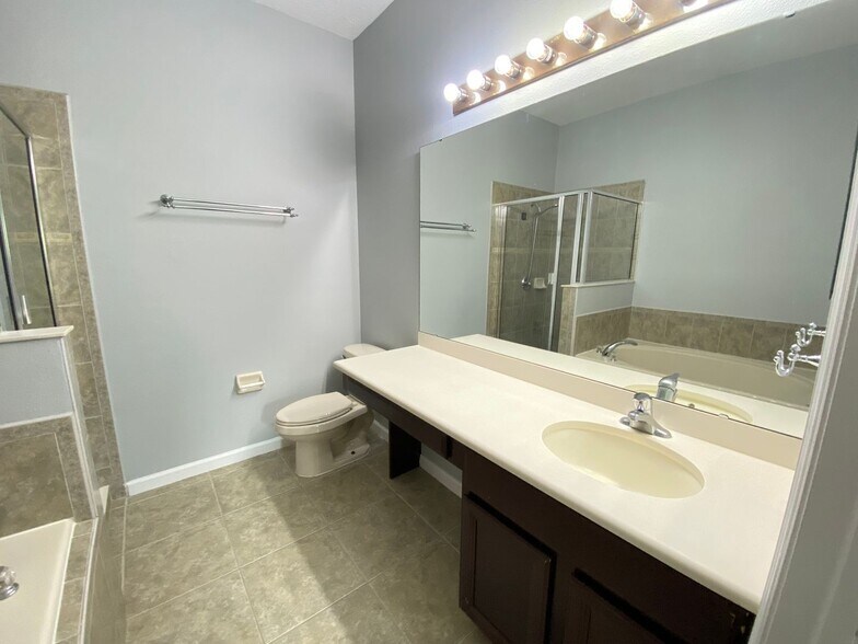 Building Photo - 5 bed / 2.5 bath Lake Nona Townhome!