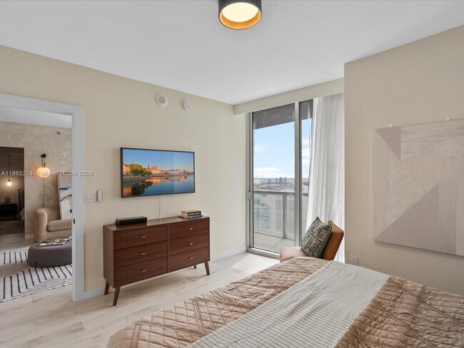 Building Photo - 465 Brickell Ave