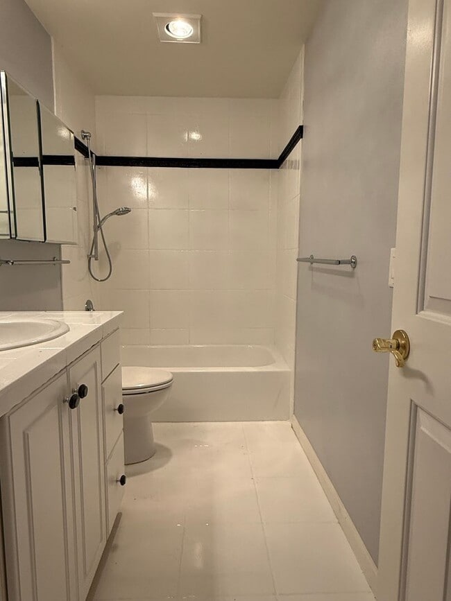 Building Photo - 2BR Top Floor Condo w/ Dedicated Parking &...