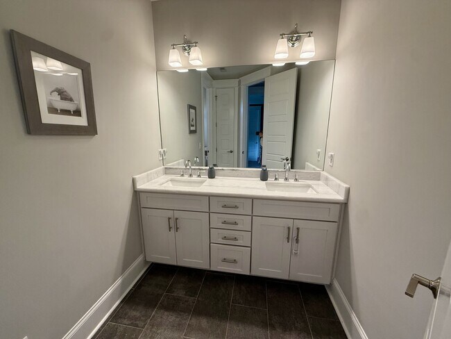 Building Photo - 2417B Porter Rd