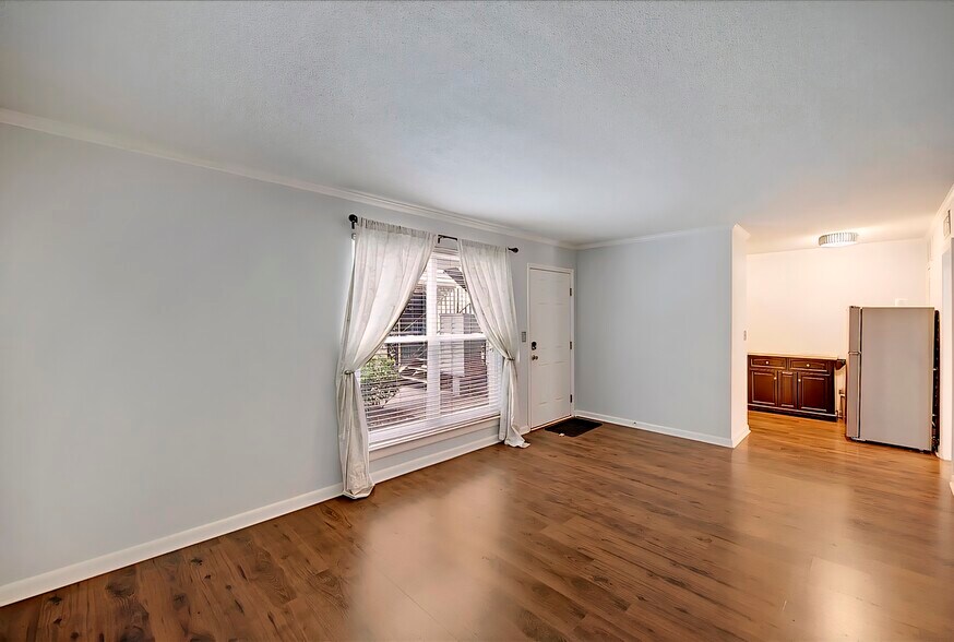 Building Photo - 867 Colony Dr