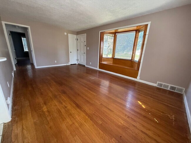 Building Photo - Audubon-Downriver Neighborhood 4 bedroom, 1 bath corner lot with large, fenced yard