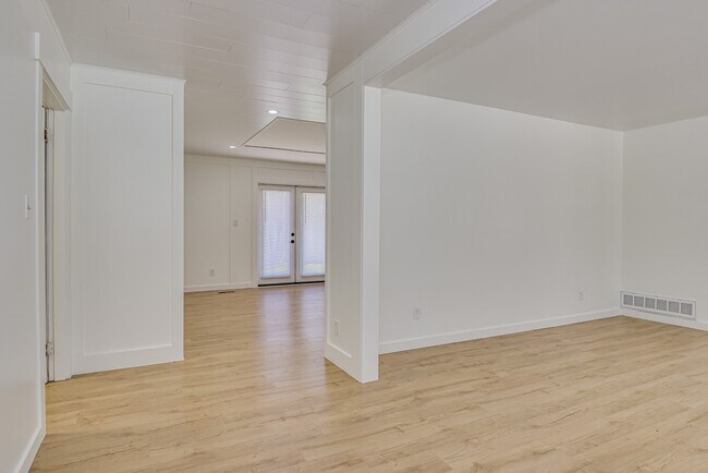 Building Photo - 3137 Edinburgh Dr