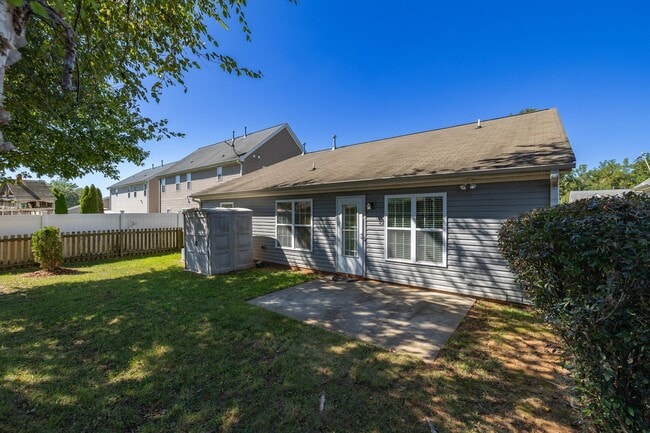 Building Photo - Charming Residence with Modern Amenities and Community center access