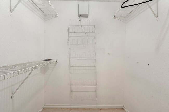 Building Photo - 408 Sycamore Ln