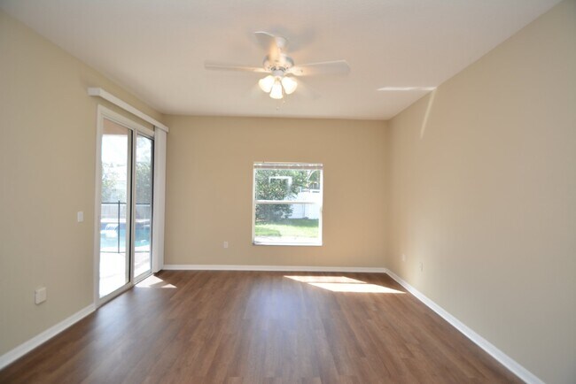Building Photo - Pool Home with 4 bed, 2 bath located in Se...