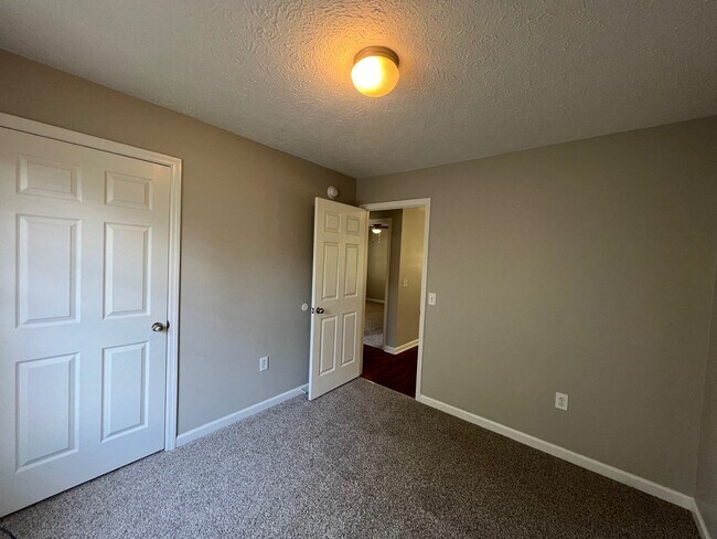 Building Photo - 3 br, 2 bath House - 742 Eaglesham Dr.