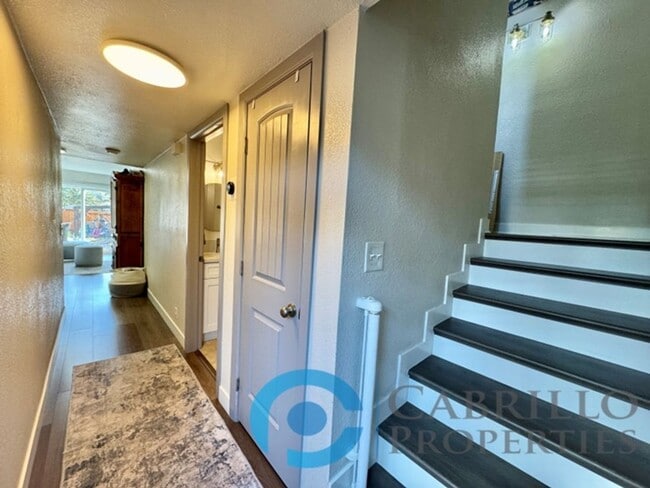 Building Photo - Beautifully Renovated 4BD/2BA Home in Cent...