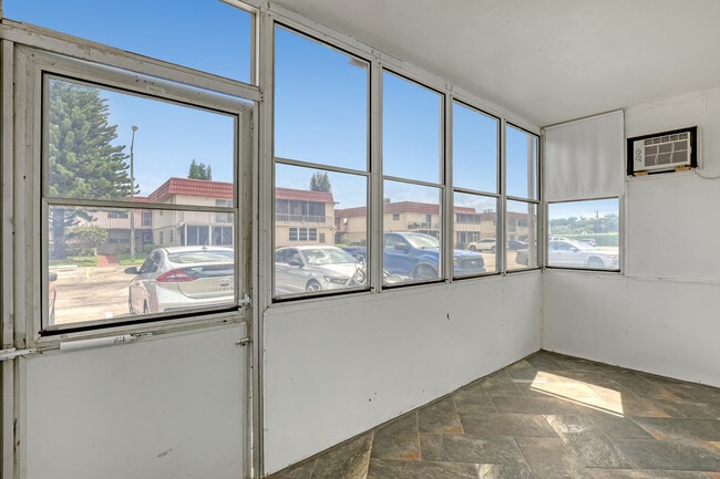Building Photo - 611 Saxony Ln