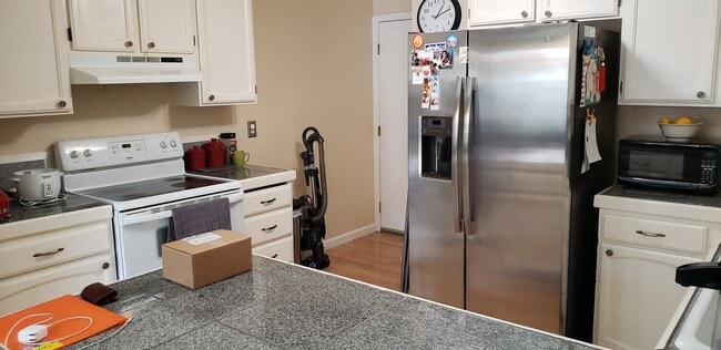 Building Photo - Excellent 3 Bed/2.5 Bath Mountain Shadows ...