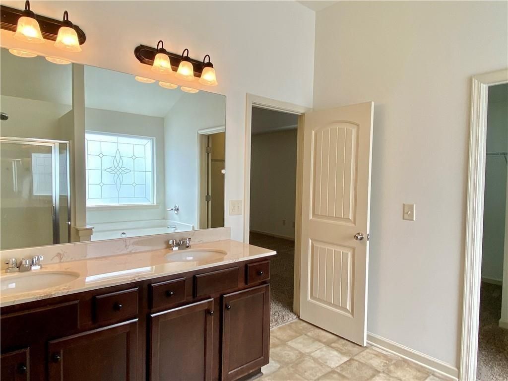 Building Photo - 611 Stonehurst Ln