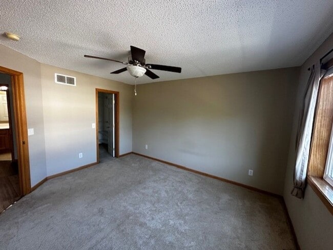Building Photo - Light-Bright Corner Unit Townhome with Private Courtyard Available 7/1/26!