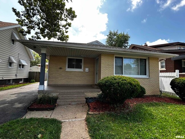 Building Photo - 2206 W Rohmann Ave