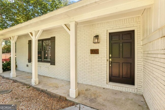 Building Photo - 190 Thompson Pl