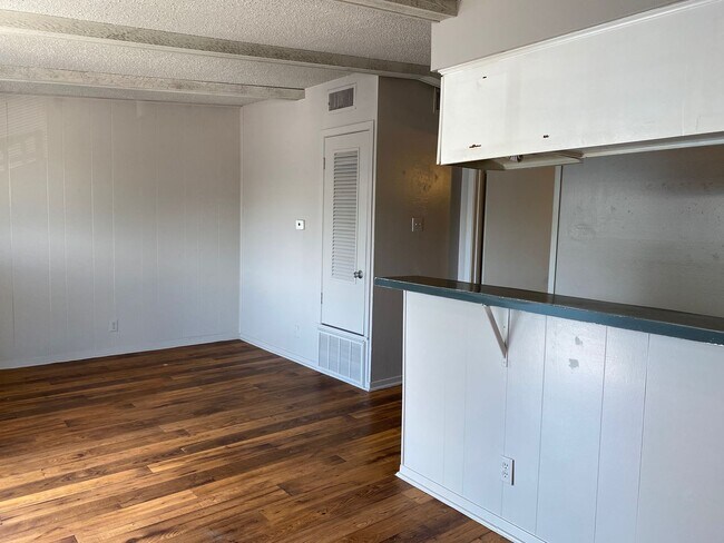 Building Photo - Great one bedroom in Hyde Park!