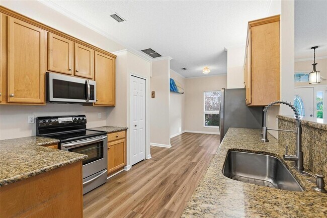 Building Photo - 7 Deerwood St