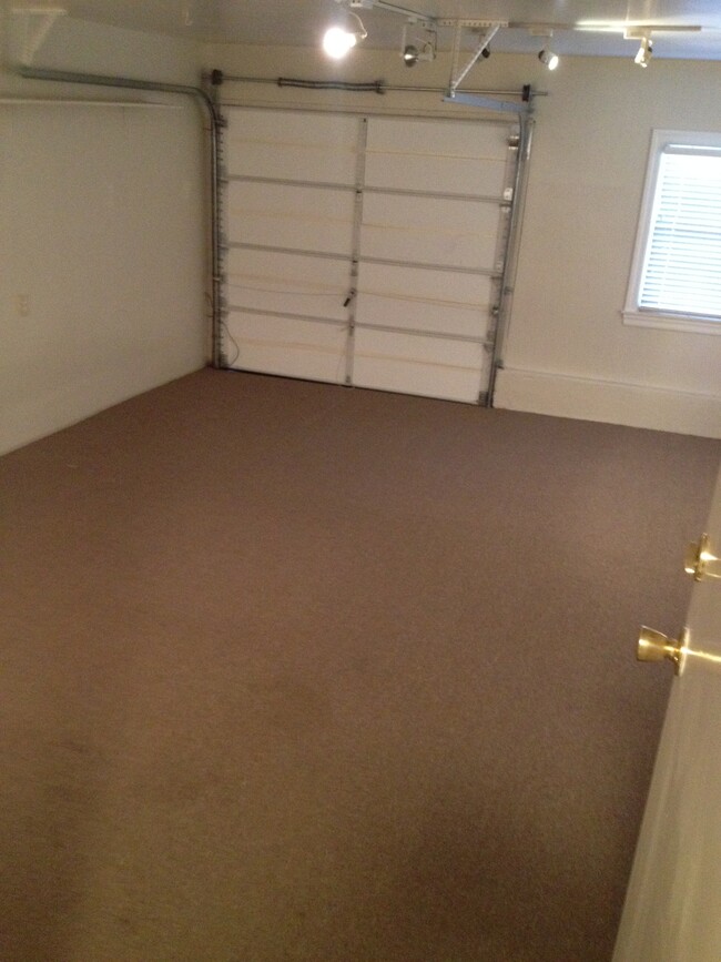 Carpeted Garage - 3065 17th St