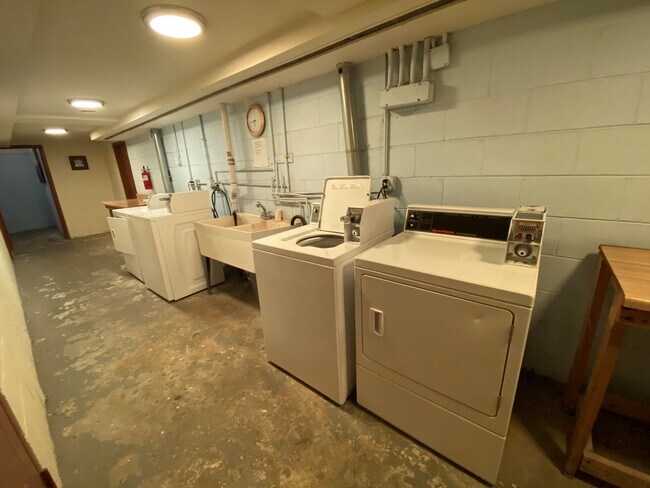 Building Photo - 5815 N Spaulding Ave