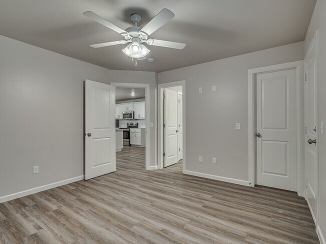 Building Photo - Very Nice 4 Bedroom 2 Bath Duplex in Oakdale Schools - Lawn Care Included