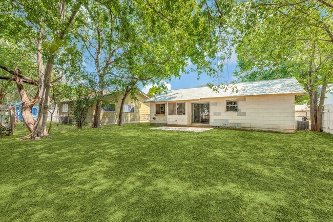 Building Photo - 827 Spg Pk Dr