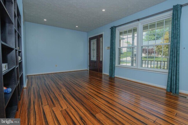 Building Photo - 359 Point to Point Rd