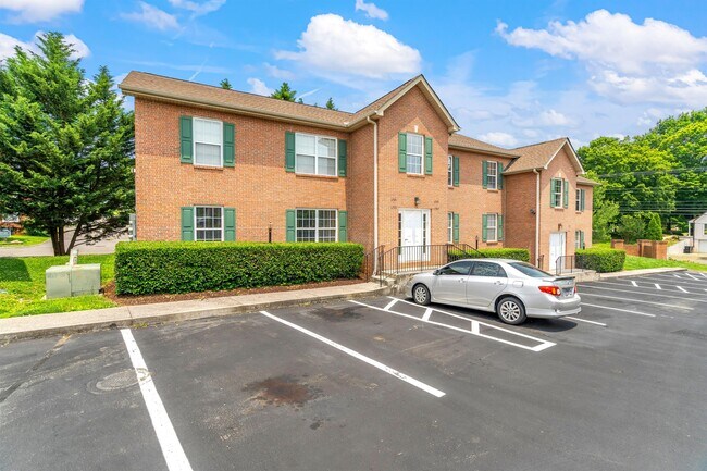 Building Photo - 1703 Maple View Way