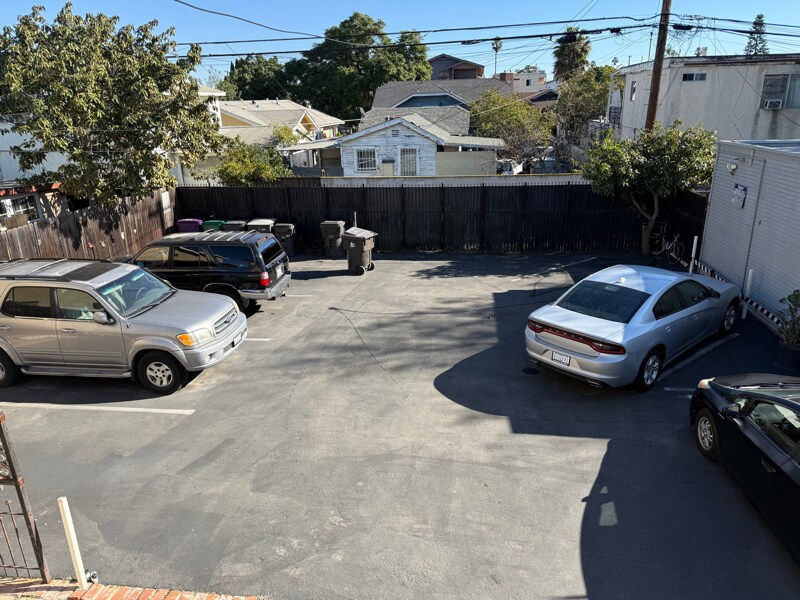 Building Photo - 1070 Gardenia Ave