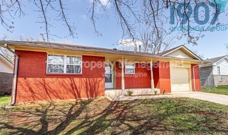 Building Photo - 1611 Pinewood Dr