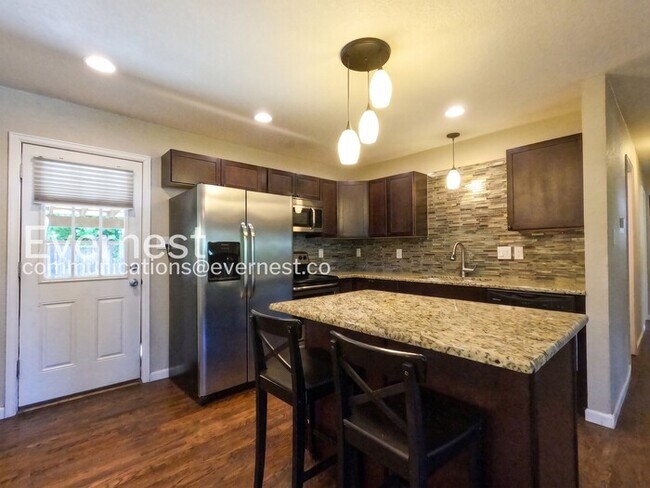 Building Photo - 3 Bed/1.5 Bath Home with Fenced yard / Coming Soon!
