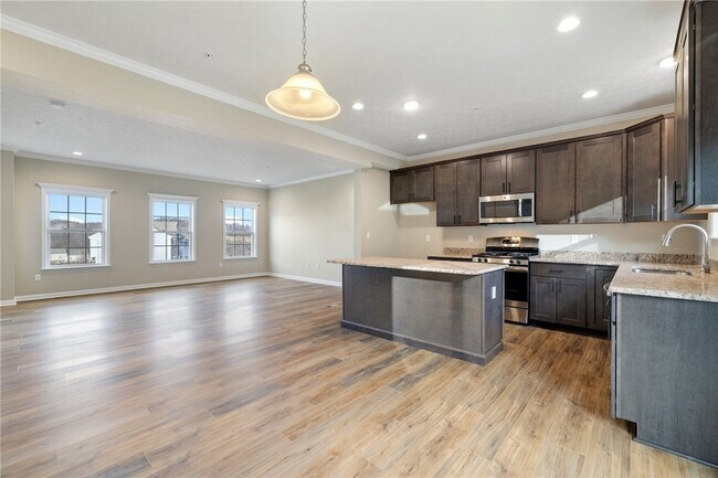 Building Photo - 2858 Canterbury Dr